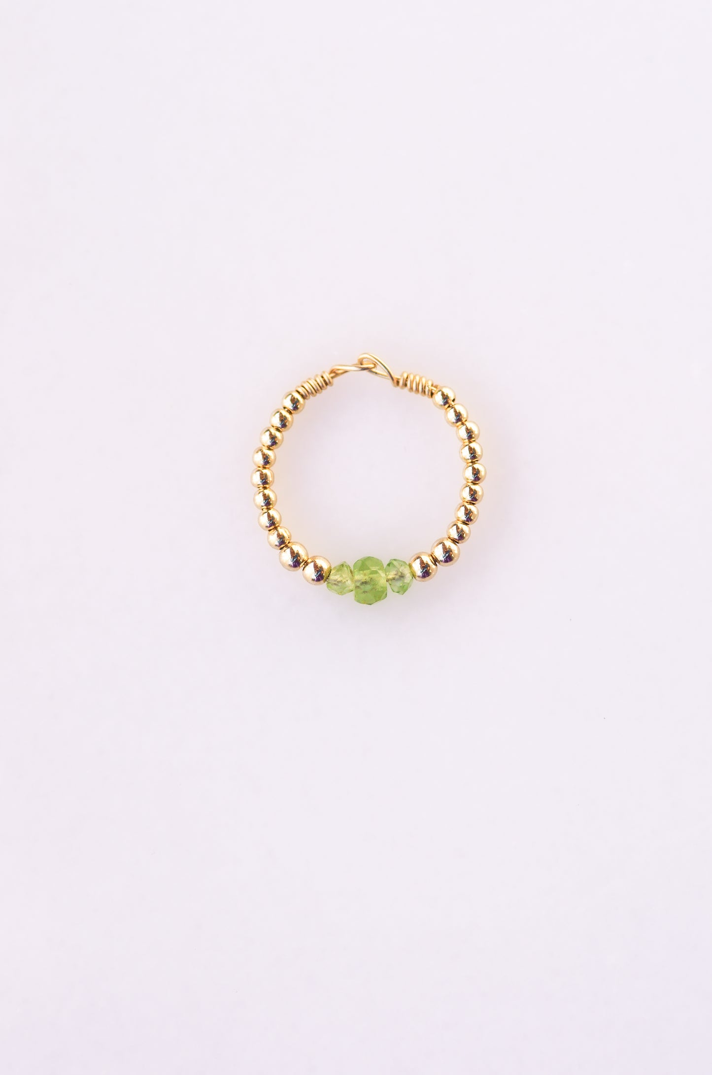 Minimalist beaded ring with faceted peridot and gold beads, elegant and delicate design