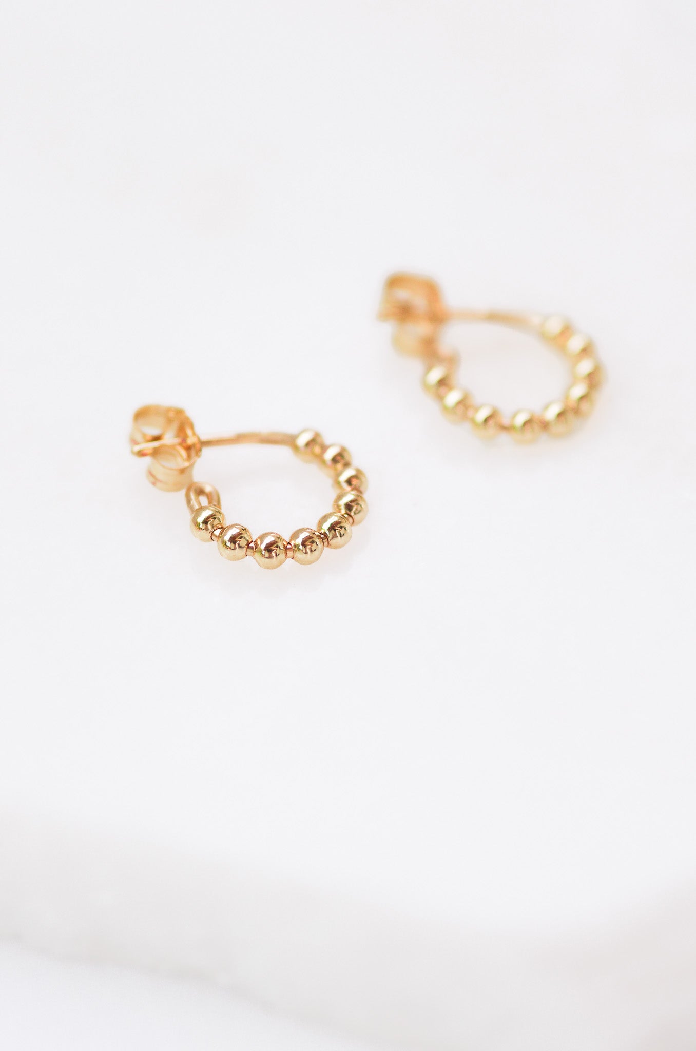 Mini-Huggie Ohrringe mit Goldkügelchen