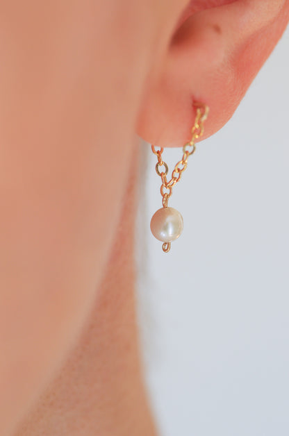 Delicate chain earrings with pearl