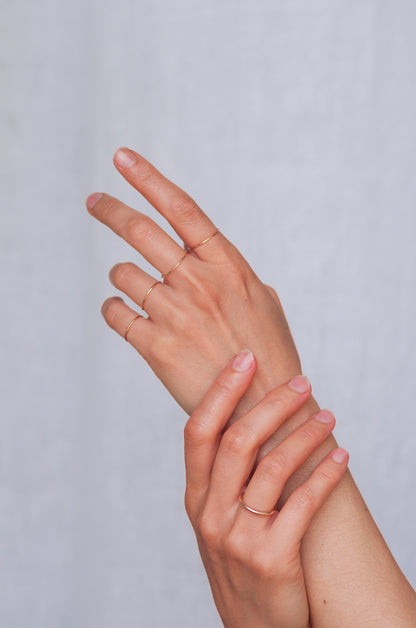 Superdünner gehämmerter Goldring