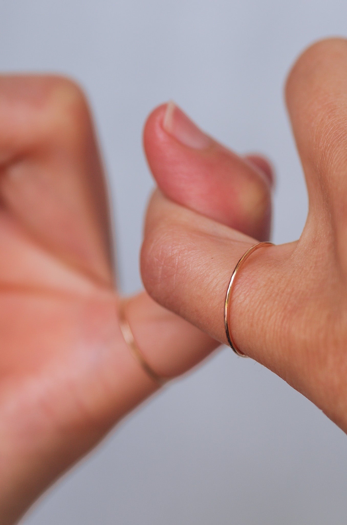 Superdünner gehämmerter Goldring