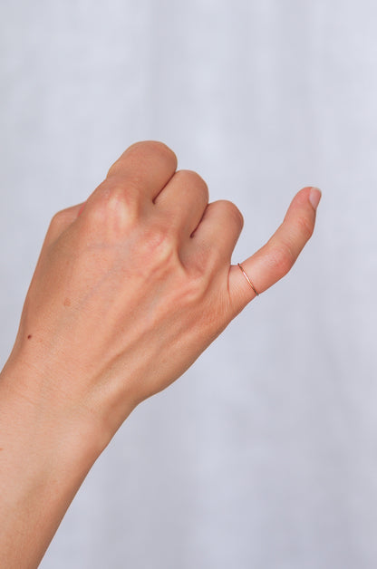 Superdünner gehämmerter Goldring