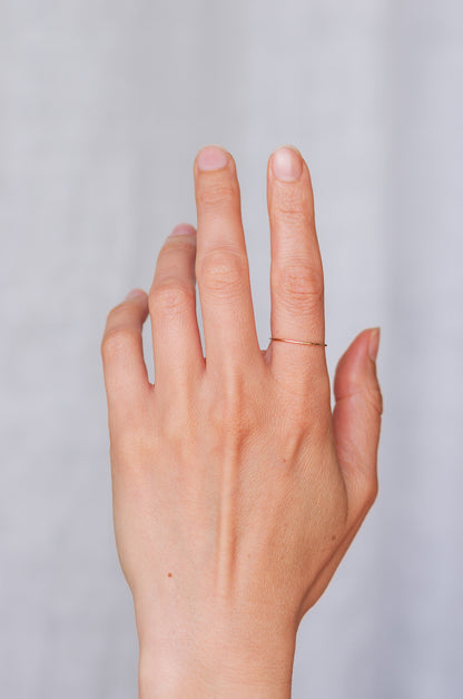 Superdünner gehämmerter Goldring