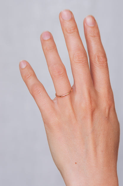 Superdünne geklopfte Goldring