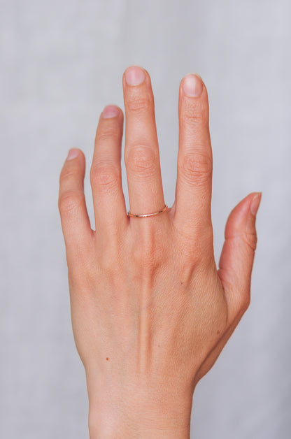 Superdünne geklopfte Goldring