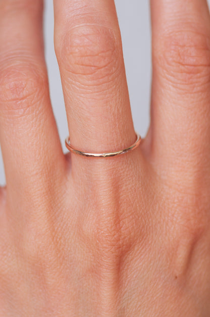 Superdünne geklopfte Goldring