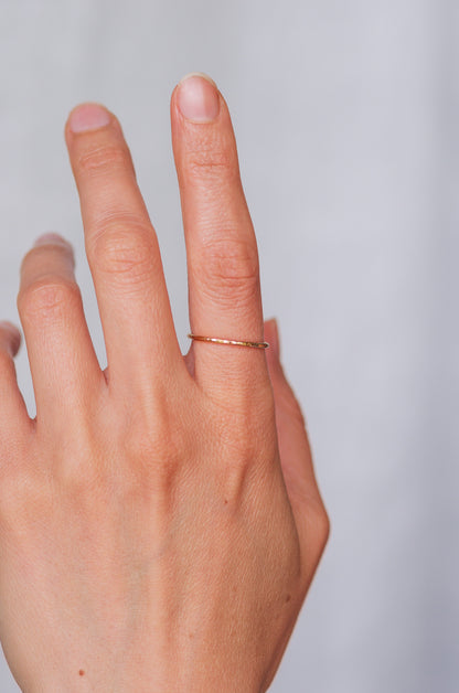 Superdünne geklopfte Goldring
