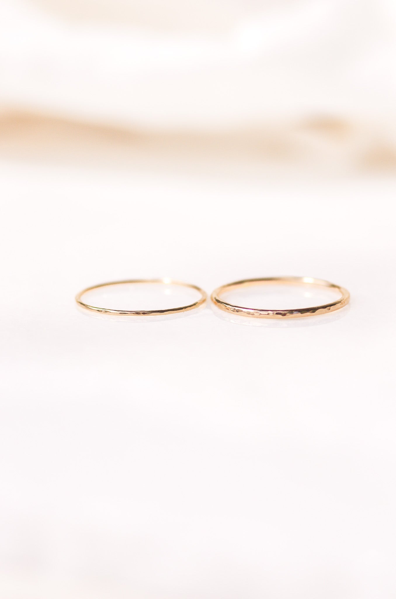 Superdünne geklopfte Goldring