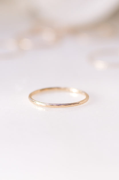 Superdünne geklopfte Goldring