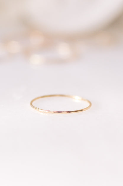 Superdünner gehämmerter Goldring