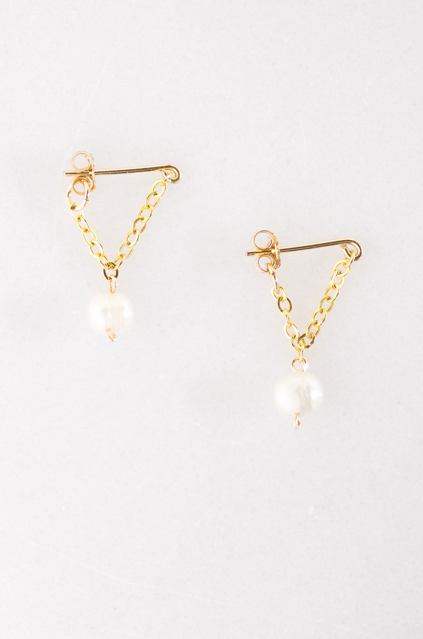 Delicate chain earrings with pearl