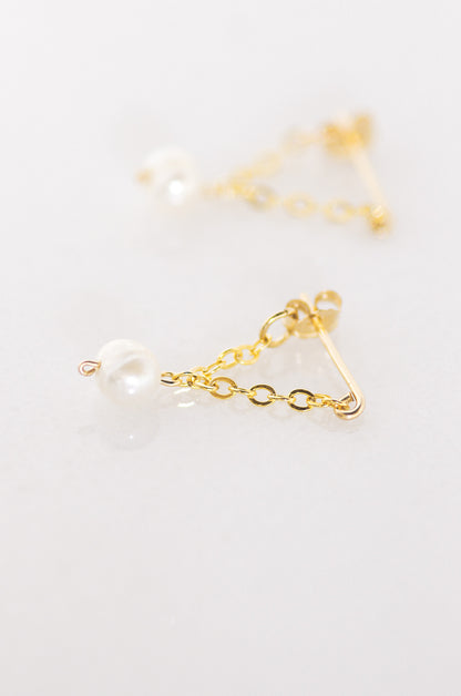 Delicate chain earrings with pearl
