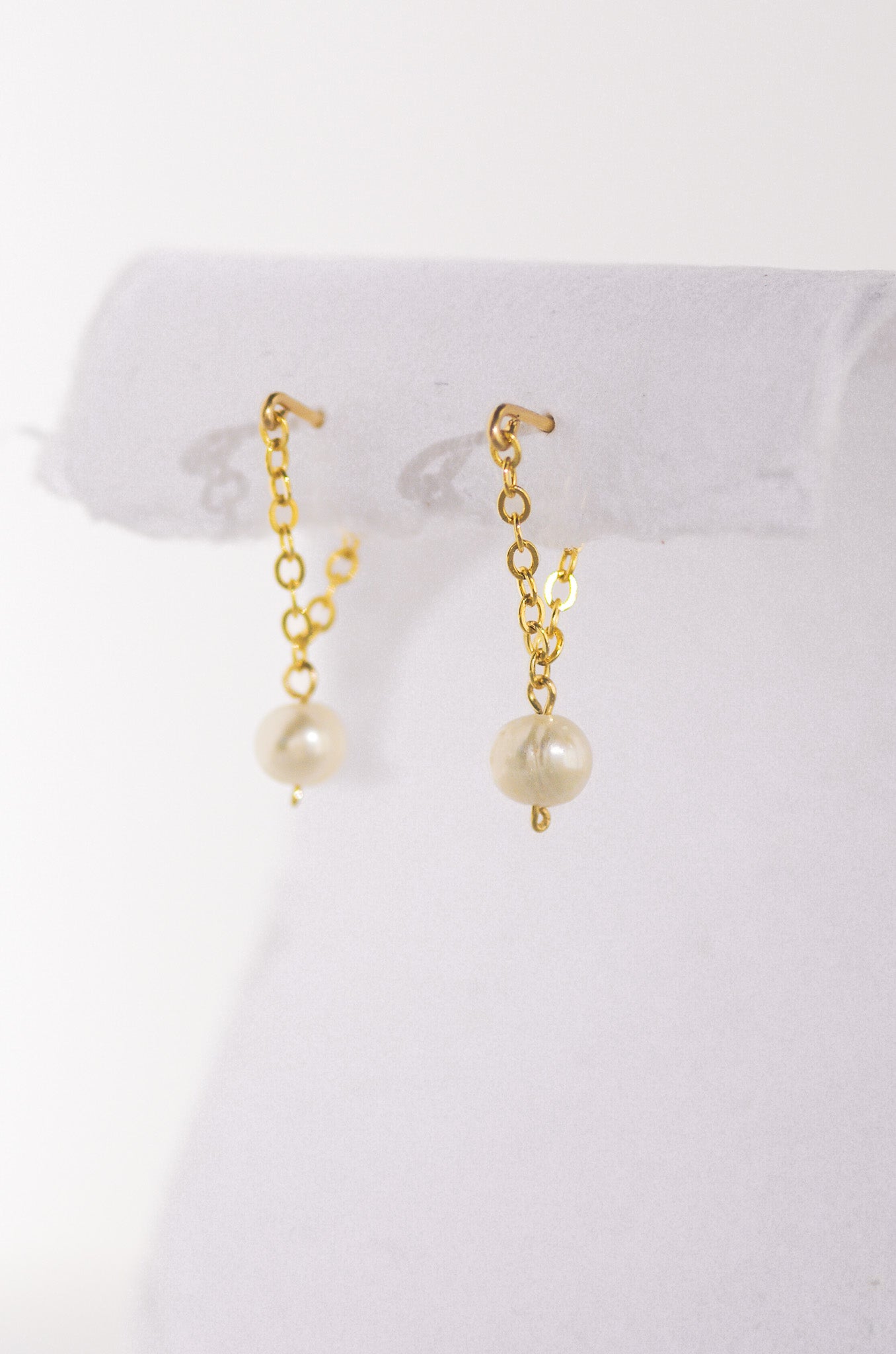 Delicate chain earrings with pearl