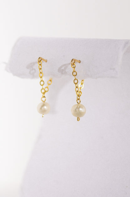 Delicate chain earrings with pearl