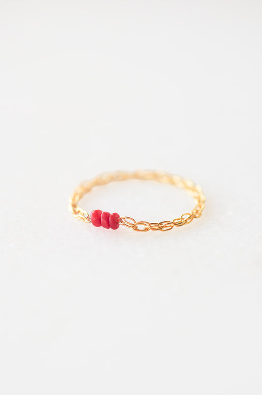 Goldkettenring mit roter Koralle